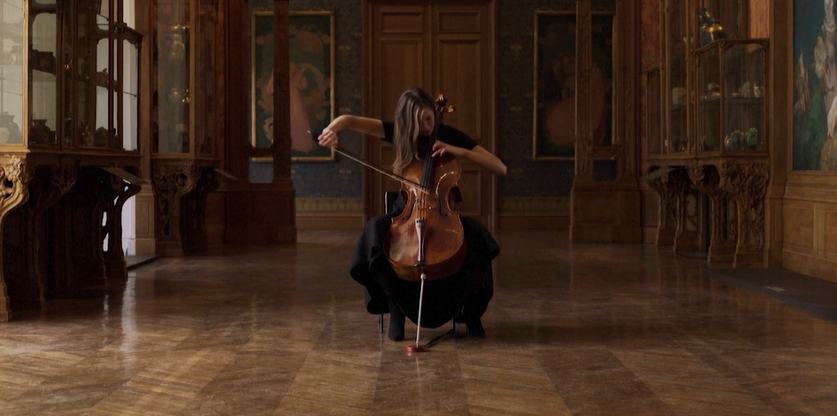 Une violoncelliste réveille les musées endormis