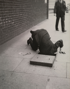 “L’Homme qui plonge la tête dans une bouche d’égout” de Dora Maar