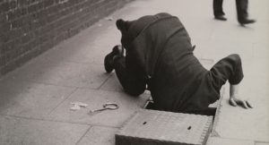 Homme qui plonge la tête dans une bouche d’égout, Londres, 1934, Dora Maar