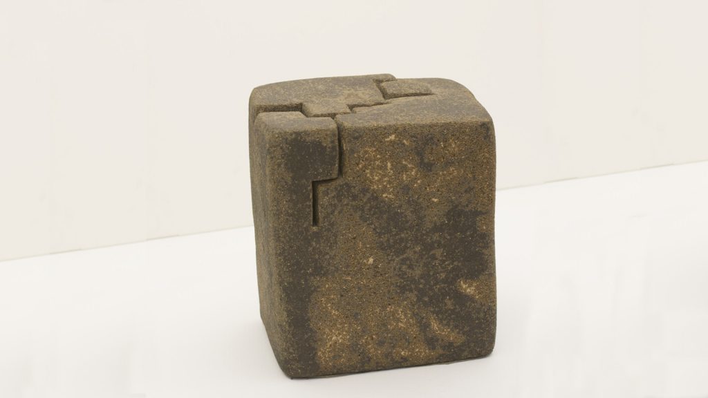 Galeria Mayoral - "Lurra G-158" par Eduardo Chillida