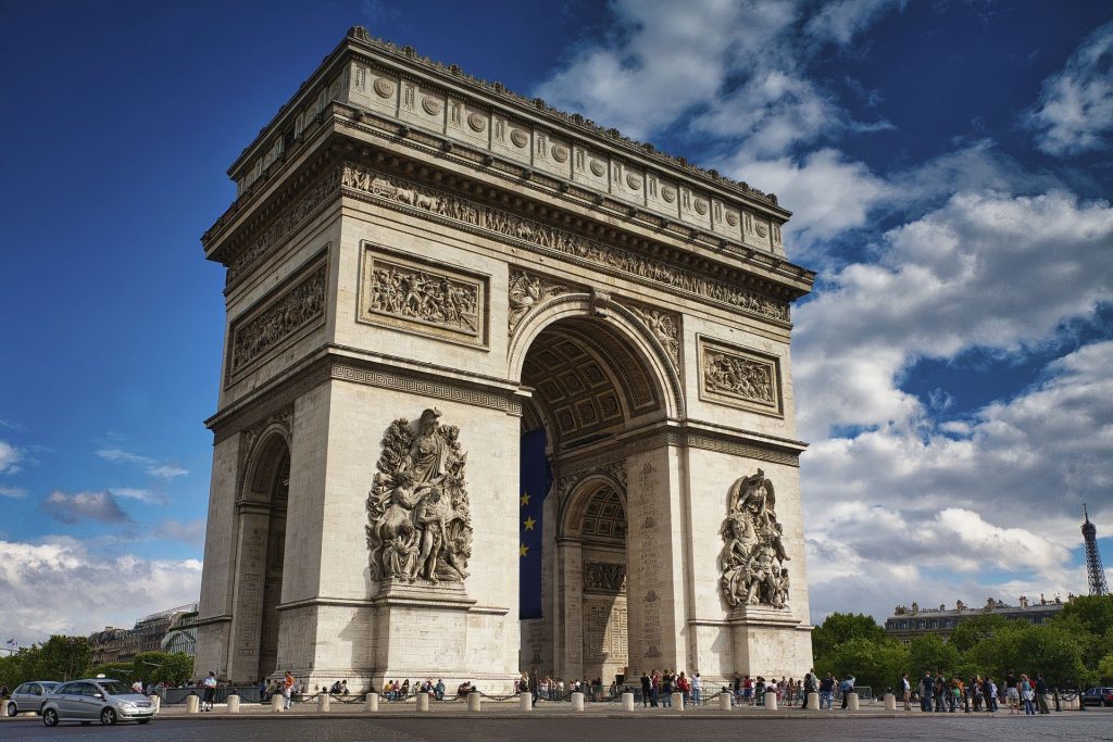 L’Arc de Triomphe recouvert de tissus en hommage à l’artiste Christo