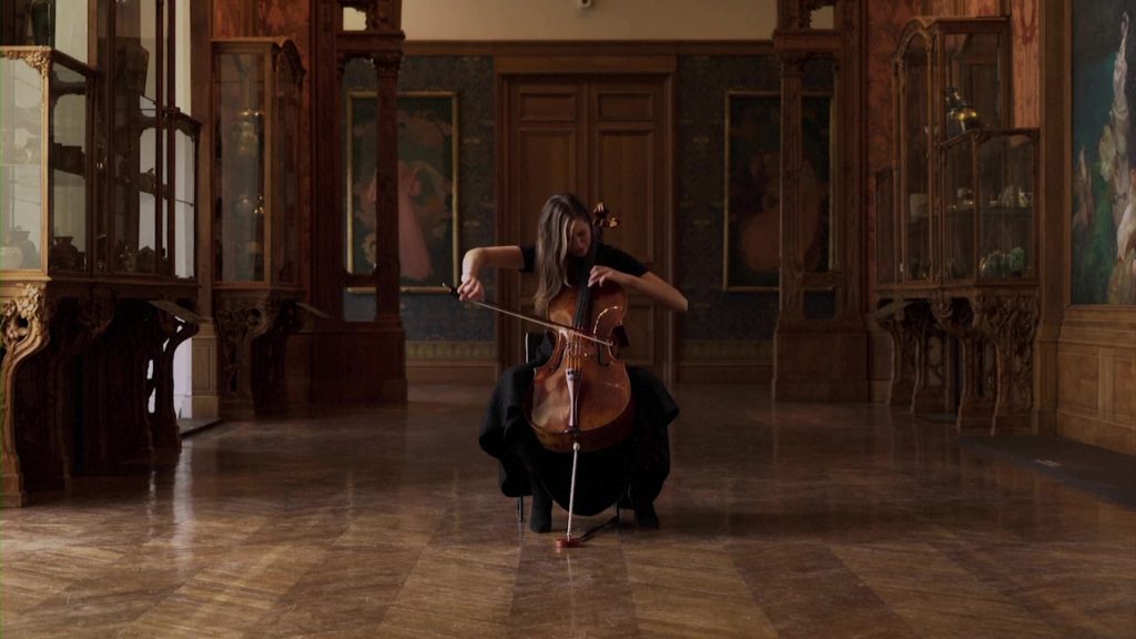 Une violoncelliste réveille les musées endormis