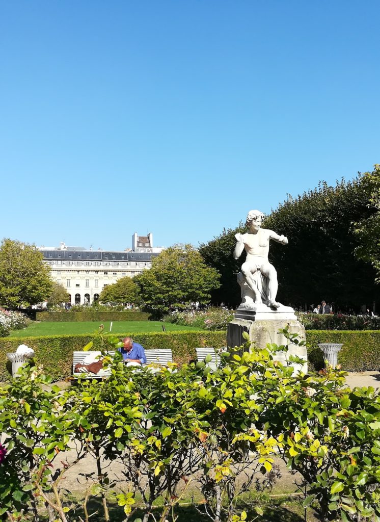 Insolite : des Hommes de Bessines envahissent la fontaine du Palais Royal !