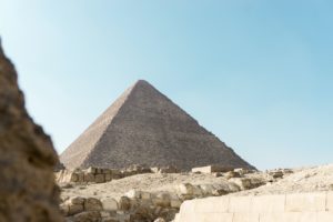 Découvrez l'exposition immersive à Paris sur la pyramide de Khéops