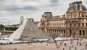 Pourquoi tant de ballons sous la pyramide du Louvre ?