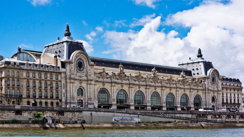 Exterieur du musée d'Orsay en bord de Seine.
