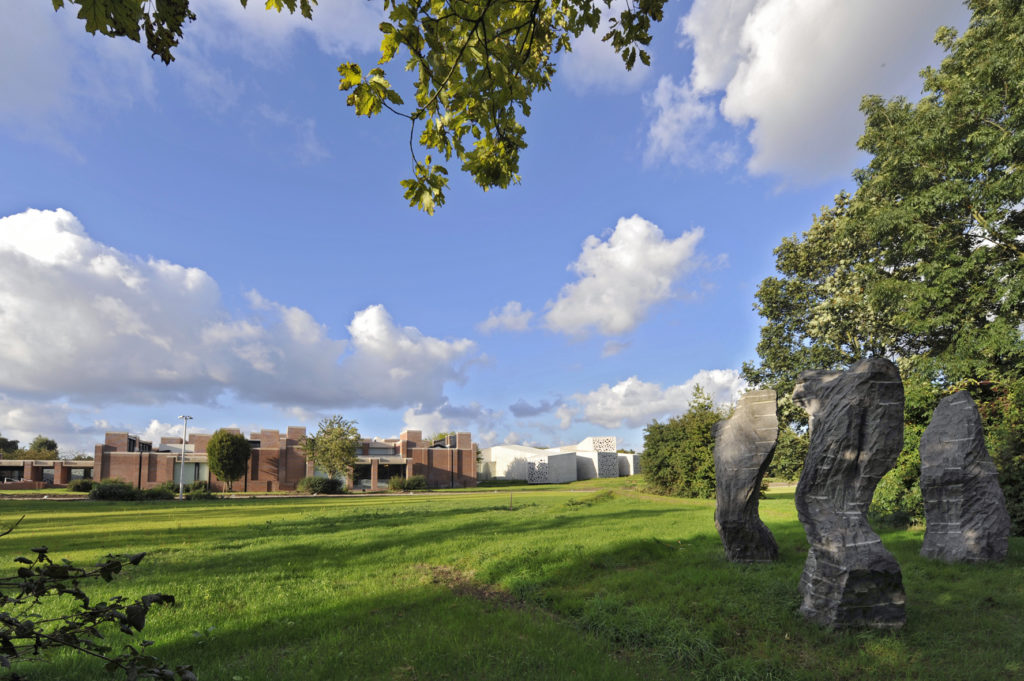 Vue du LaM – Lille Métropole Musée d’art moderne, d’art contemporain et d’art brut Villeneuve d’Ascq (France) – et de son parc de sculptures. Au premier plan : Eugène Dodeigne, Groupe de trois personnages (détail), 1986. © Adagp Paris, 2012. Photo : M. Lerouge / LMCU. © Manuelle Gautrand Architecture.

