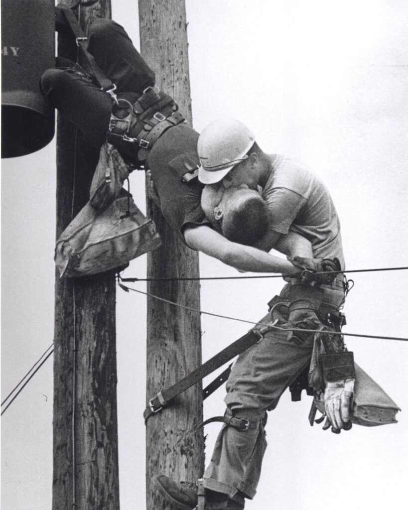 Photos that have made History :  The Kiss of Life 