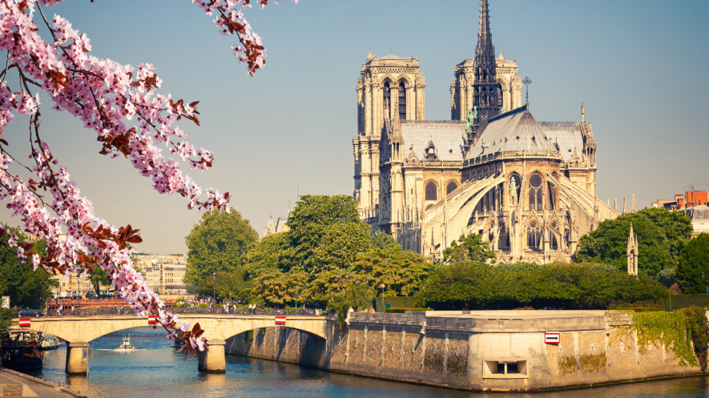 Le trésor de Notre-Dame exposé au Louvre