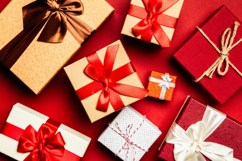 Divers paquets cadeaux dans les tons festifs de Noël