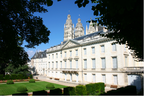 Vue du jardin sur le Musée des Beaux arts de Tours