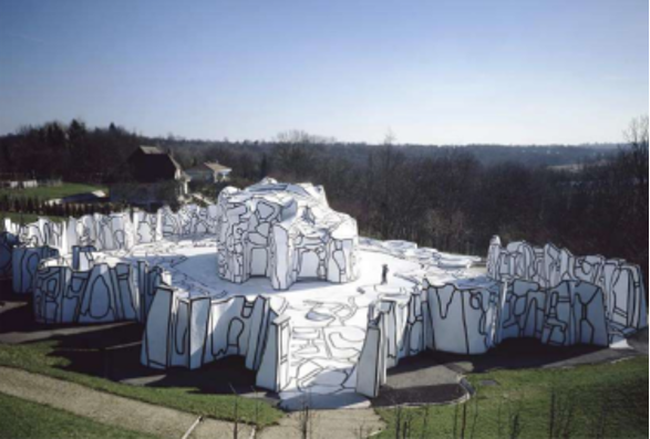 Vue sur La Closerie Falbala réalisée en époxy et béton. Cet ensemble en plein air à Périgny-sur-Yerres peut être visité.