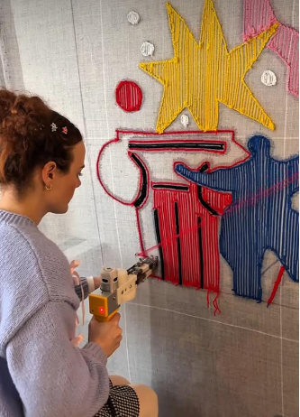 Clothilde Puy est en train de réaliser l'affiche officielle de la Nuit Européenne des Musées 2025 en utilisant la technique du Tufting