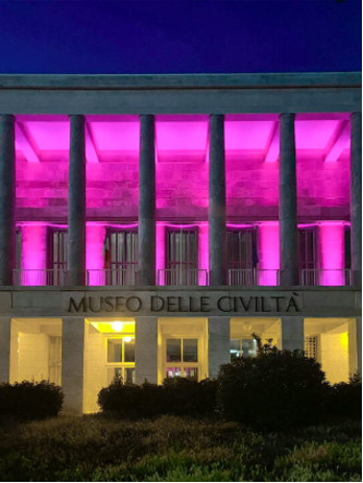Façade du MUCIV Musée des Civilisations de Rome- Italie - Photo prise la nuit avec un éclairage très coloré à l'intérieur du musée