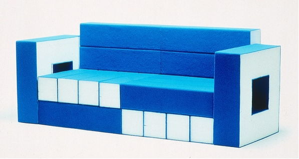 canapé rectangulaire bleu et blanc avec des angles très carrés par matali crasset
