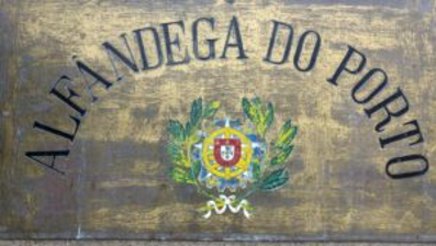 Plaque représentant la Douane de Porto avec un écusson et le texte Alfandega do Porto