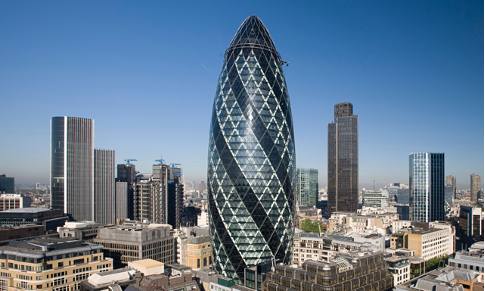 Vu sur le 30 st Mary Axe à Londres. Une tour impressionnante surnommée le Cornichon