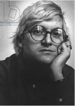 Photographie de David Hockney en noir et blanc de face