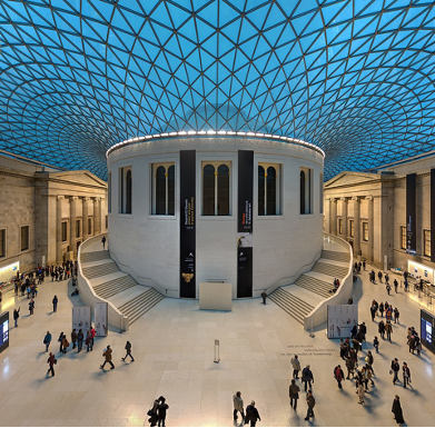 Vu central du British Museum mettant l'accent sur la verrière du hall central