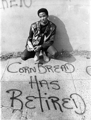 Photo de Cornbred devant un de ses tag “Cornbread a pris sa retraite”