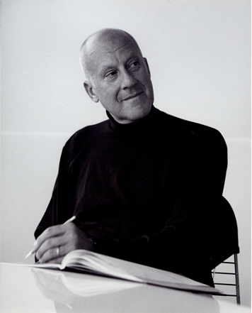 Portrait de Norman Foster par Yukio Futugawa. En noir et blanc
