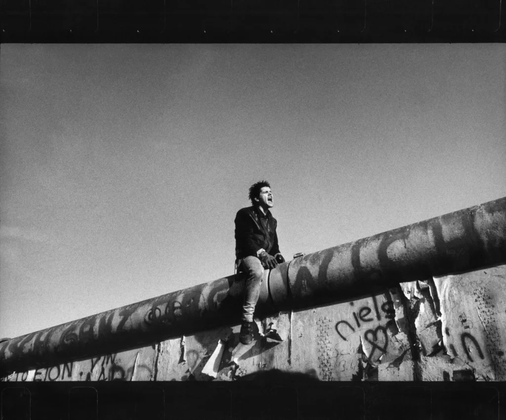 Armin Strauch, on the Berlin Wall, immortalized by Raymond Depardon. Raymond Depardon/©Raymond Depardon / Magnum Photo
