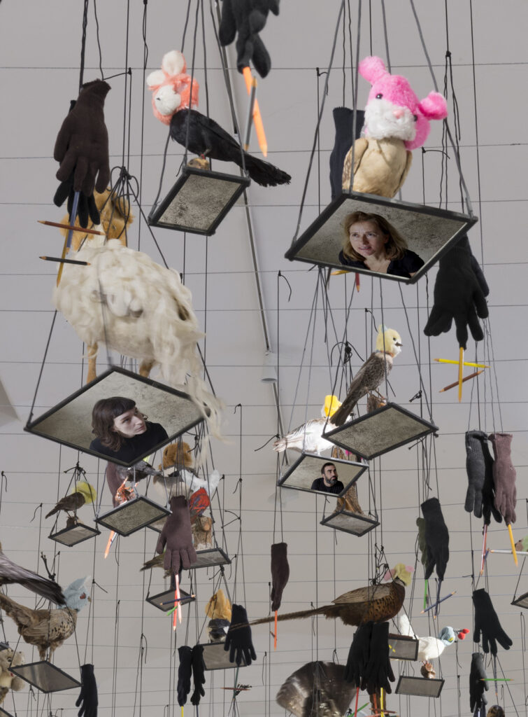 Annette Messager, « Eux et nous, nous et eux », 2000 - Collection de l’artiste, © Annette Messager, © Adagp, Paris 2025 