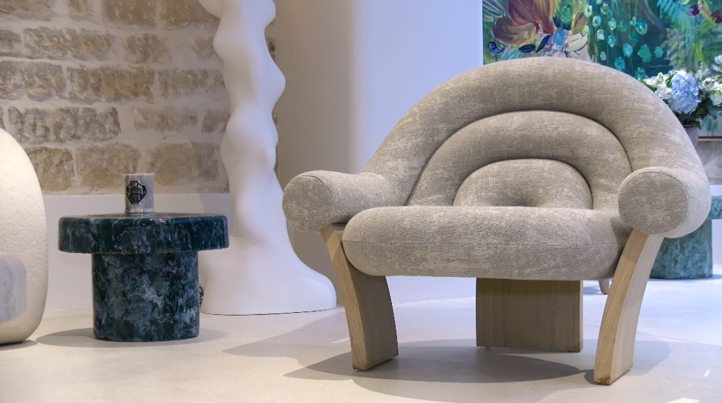Fauteuil gris à l'apparence de nuages réalisé par Emma Donnersberg