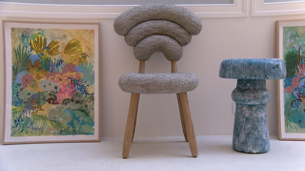 Pièce de mobilier de la designeuse Emma Donnersberg représentant une chaise sous forme de nuage ainsi qu'une table à l’apparence de champignon accompagnée par une œuvre de l'artiste peintre Iléana Garcia Magoda.